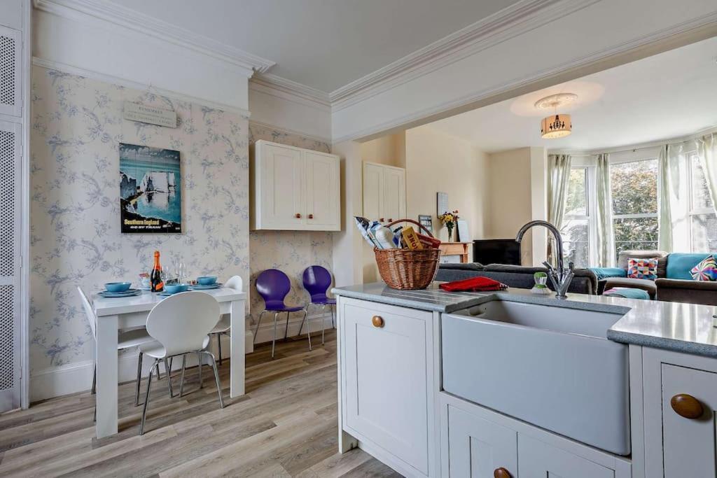 Dizzy Heights Sleeps 10 With Amazing Views * Swanage