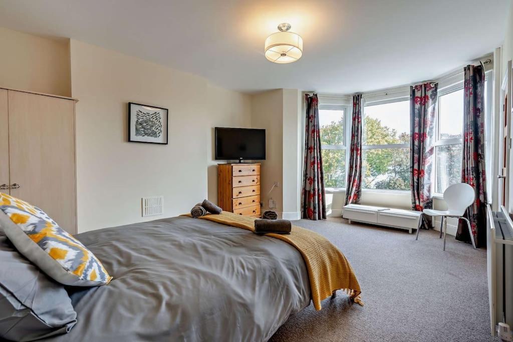 Holiday home Dizzy Heights Sleeps 10 With Amazing Views Swanage